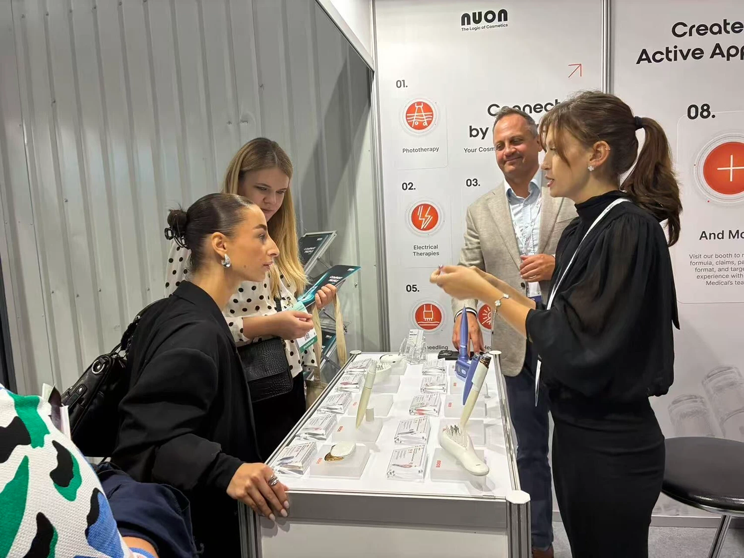 Zespół Guapa Clean Up na stoisku Nuon Medical na HPCI CEE 2026, analiza nowoczesnych rozwiązań OEM i ODM dla marek beauty.